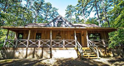 Crazy Horse is a charming Broken Bow Cabin with all the Amenities.