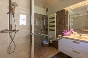 Douche, serviettes fournies