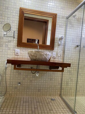 Douche, articles de toilette griffés, séchoir à cheveux