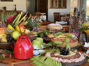Buffet déjeuner gratuit tous les jours