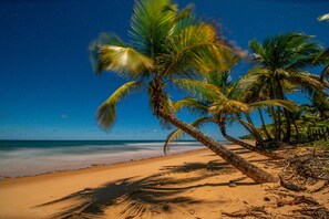 On the beach, white sand, beach shuttle - Carapitangui Pousada (Maraú)