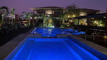 Piscina interna, espreguiçadeiras