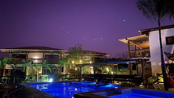 Quầy bar bên hồ bơi