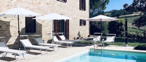 حمّام سباحة خارجي موسمي، مظلات على حمّام السباحة، مقاعد للتشمس