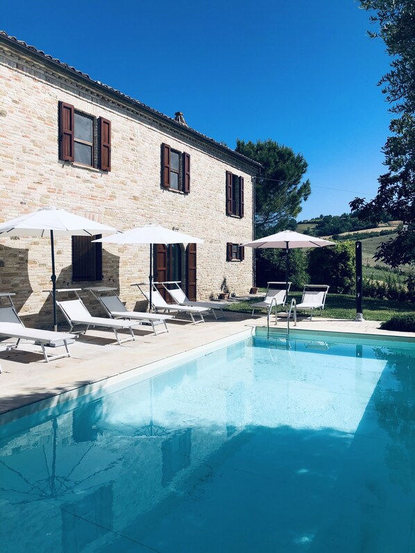 Piscine extérieure (ouverte en saison), parasols de plage