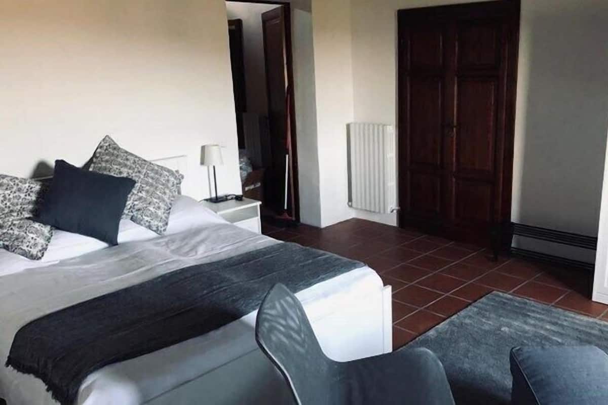 Quarto casal (Room 6) | Roupas de cama premium, edredons de pluma, individualmente decorados
