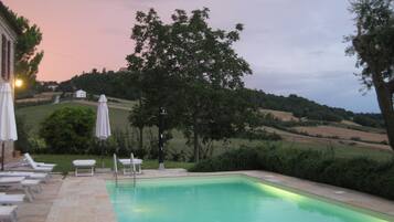 Piscina stagionale all'aperto, ombrelloni da piscina, lettini