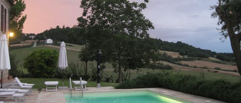 Piscina stagionale all'aperto, ombrelloni da piscina, lettini