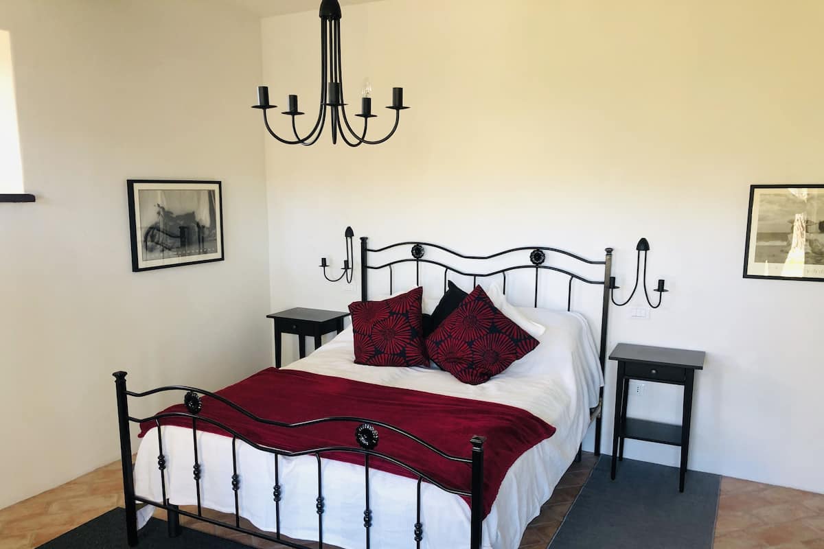 Quarto casal (Room 1) | Roupas de cama premium, edredons de pluma, individualmente decorados