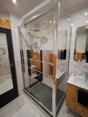 Een douche, een haardroger, handdoeken, zeep