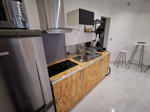 Een koelkast, een microgolfoven, een kookplaat