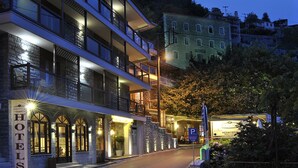 A hotel with multiple floors, balconies, and a well-lit entrance. - Hotel Kentrikon (Gortynia)