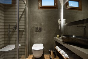 Habitación doble superior | Baño | Regadera, amenidades de baño gratuitas, secadora de cabello, toallas 