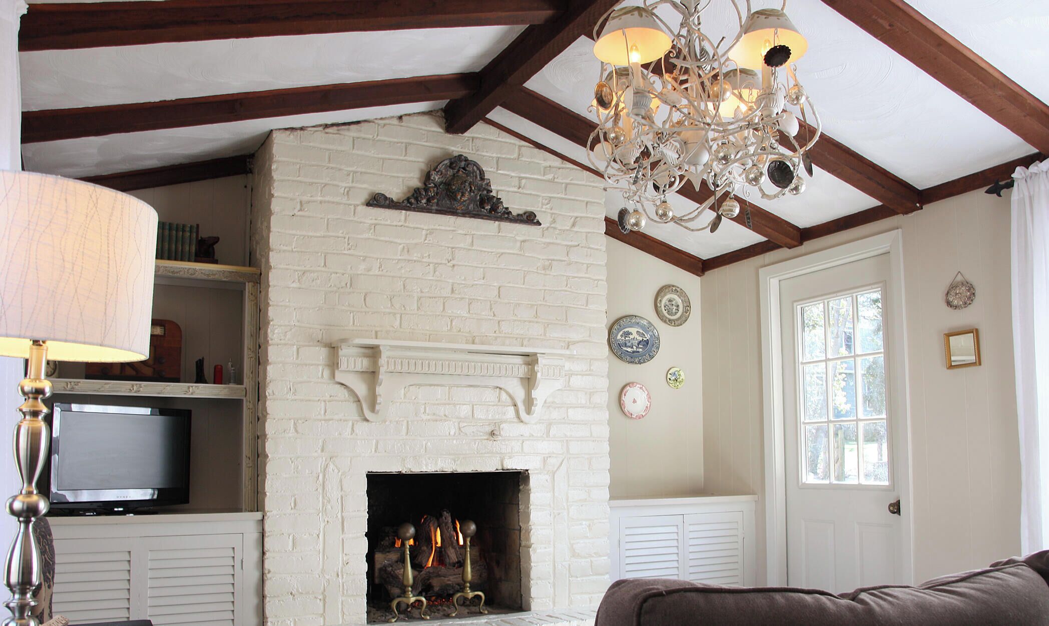 Smart TV, fireplace, books, music library