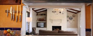 Una sala de estar acogedora con chimenea, televisor y sofá.