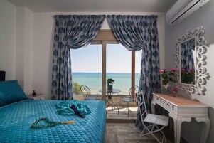Quarto básico, vista para o mar (2) | Roupas de cama premium, cofres nos quartos, individualmente decorados