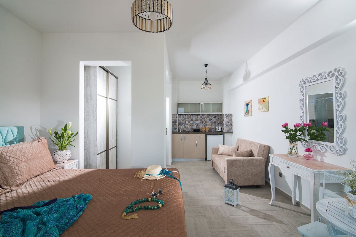 Ropa de cama de alta calidad y caja de seguridad en la habitación
