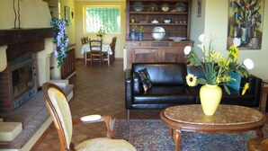 Living room - Cozy Holiday Home in La Capelle-et-masmolène With Terrace (La Capelle-et-Masmolene)