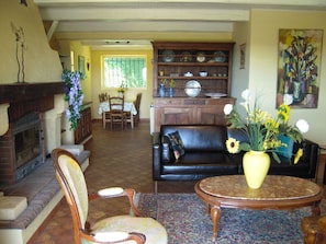 Living room - Cozy Holiday Home in La Capelle-et-masmolène With Terrace (La Capelle-et-Masmolene)
