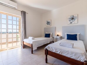 4 عدّة غرف نوم ومكواة/لوح كي وخدمة الإنترنت وملاءات أسرّة