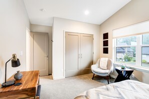 3 bedrooms, iron/ironing board, free Internet, bed sheets