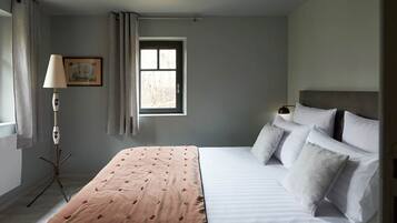 4 bedrooms, iron/ironing board, travel crib, free WiFi