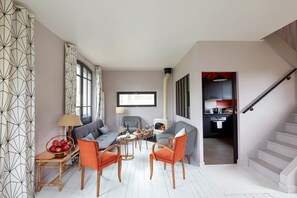 TV connectée, cheminée, livres, espaces bureaux