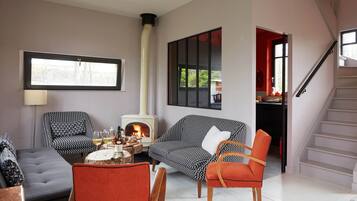 Smart TV, fireplace, books, offices