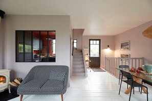 Smart TV, lareira, livros, escritórios