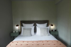 4 quartos, ferros/tábuas de passar roupa, berço de viagem