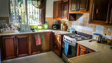 Full-size fridge, microwave, oven, stovetop