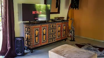 Exclusive-Villa, 3 Schlafzimmer | Wohnbereich | 45-Zoll-Flachbildfernseher mit Digitalempfang, Smart-TV, Netflix