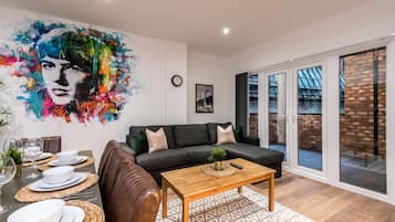 Departamento superior, 1 habitación, balcón | Área de sala de estar | Smart TV de 50 pulgadas con canales digitales, televisión y Netflix
