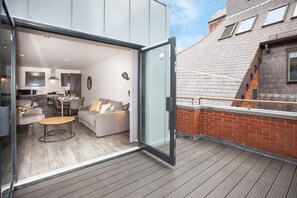 都會雙人或雙床房, 2 間臥室, 城市景觀 | 起居區 | 50-吋智慧型電視、數位頻道、電視、Netflix