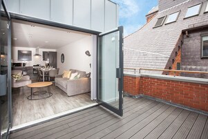 City Double or Twin Room, 2 Bedrooms, City View | Living area