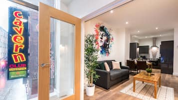 Appartement, 1 tweepersoonsbed met slaapbank | Woonruimte | Een 50-inch smart-tv met digitale zenders, televisie en Netflix