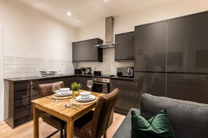 Apartment, 1 Double Bed with Sofa bed | In-room dining - SGT Pepper’s Apartments (Liverpool)