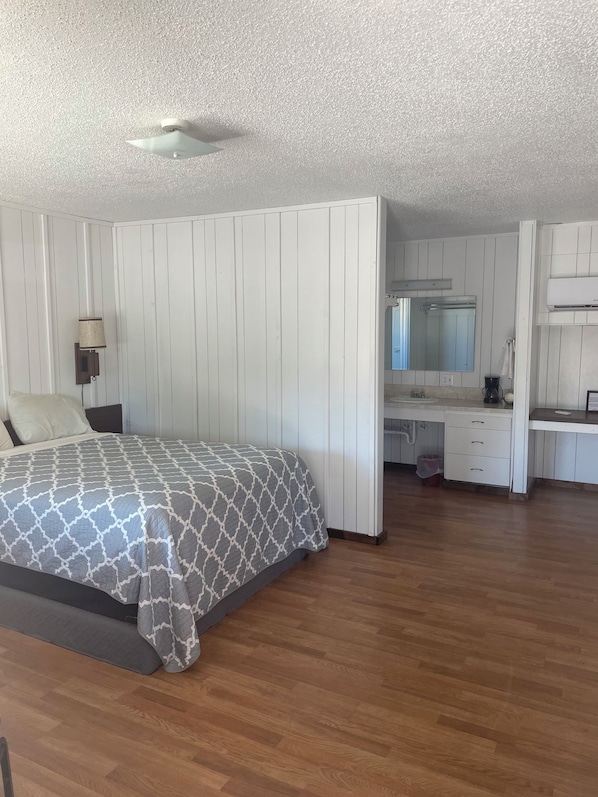 Huone, 1 keskisuuri parisänky | Vuodevaatteet