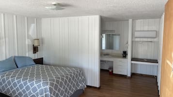 Room, 1 Queen Bed | Bed sheets