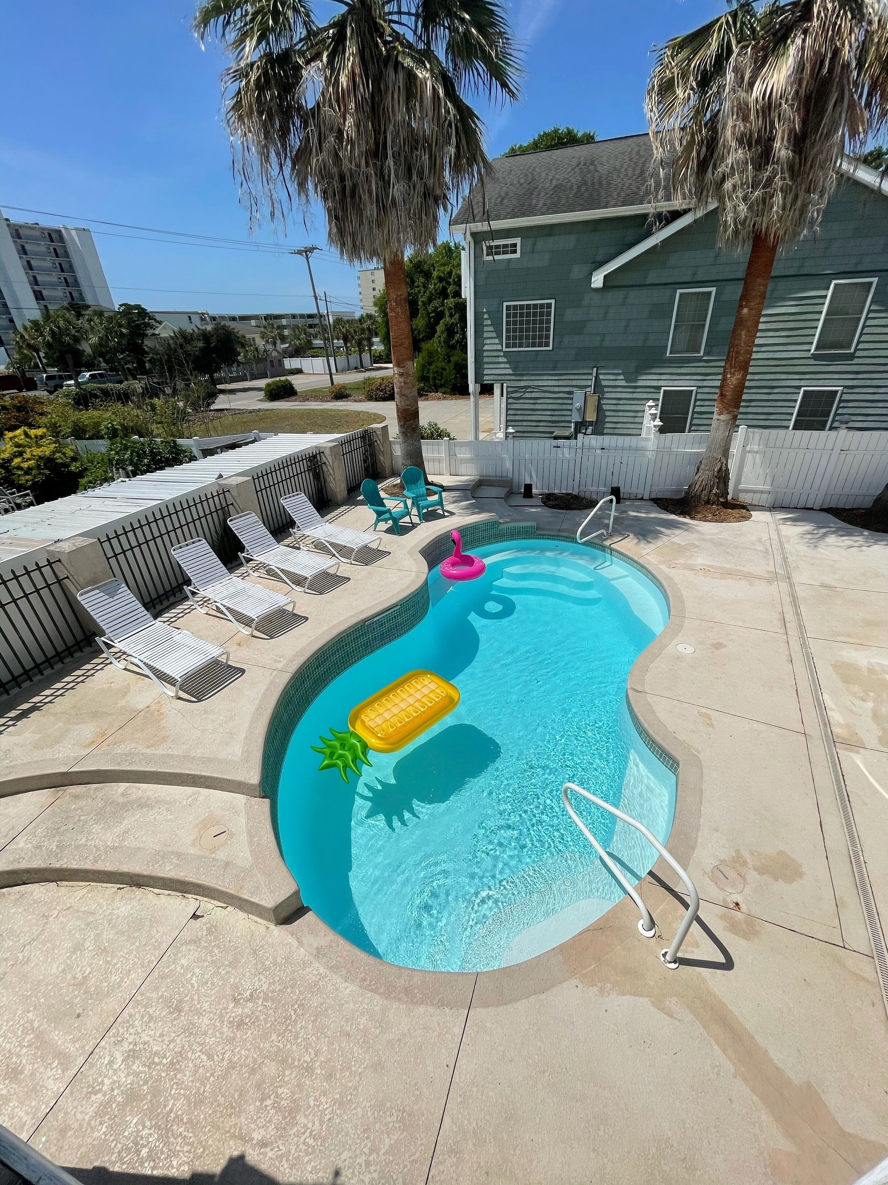 Massive Pool, PRIME location- Dog Friendly, steps to beach!