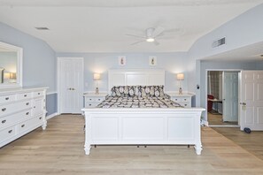 5 bedrooms, desk, iron/ironing board, free WiFi - Huge private pool, dog friendly, fenced in yard, and just steps to the beach (North Myrtle Beach)