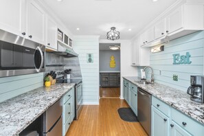 Fridge, microwave, oven, stovetop - Huge private pool, dog friendly, fenced in yard, and just steps to the beach (North Myrtle Beach)