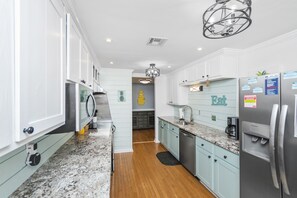 Fridge, microwave, oven, stovetop - Huge private pool, dog friendly, fenced in yard, and just steps to the beach (North Myrtle Beach)