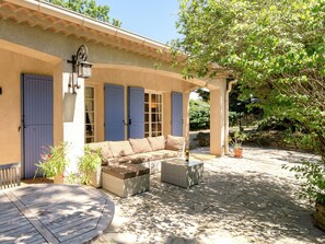Villa | Balcony - Child-friendly Villa With Pool (Salazac)