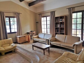 Living room - Child-friendly Villa With Pool (Salazac)