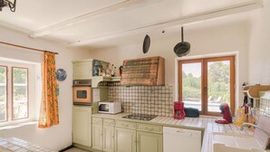 Private kitchen - Child-friendly Villa With Pool (Salazac)