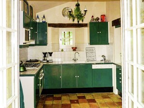 Private kitchen - Very Well Decorated and Cosy House on the Medieval Towns Route (Montagnac-sur-Lede)