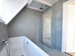 Ferienhaus | Badezimmer | Duschwanne, Handtücher
