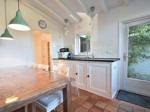 Ferienhaus | Eigene Küche | Wasserkocher mit Kaffee-/Teezubehör, Kühlschrank, Mikrowelle, Ofen