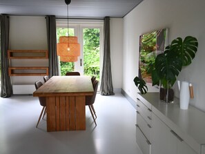 Dining - Spacious Bungalow in Bergen With Garden (Bergen)